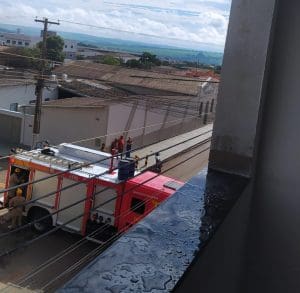 Imagem do corpo de bombeiros no prédio onde homem morreu eletrocutado