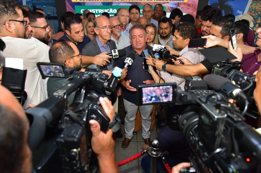 Imagem prefeito Vilmar Mariano em coletiva de imprensa com vários microfones