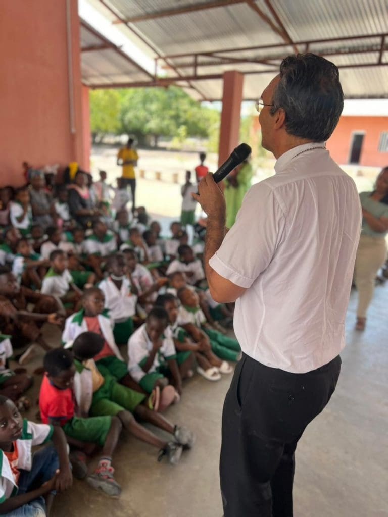 Imagem de Dom Dilmo falando com as crianças africanas