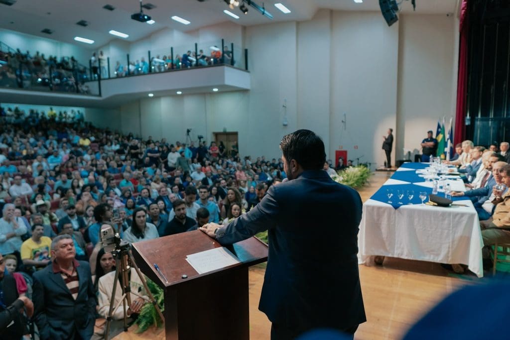 Imagem Márcio Corrêa falando para o público
