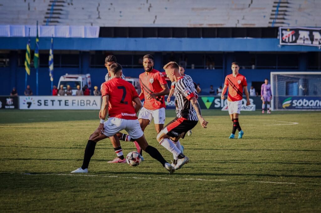 Imagem jogadores Anápolis e Atlético semifinal Goianão