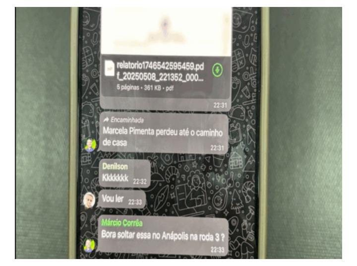 Imagem Print de celular com conversas do grupo  Anápolis na Roda