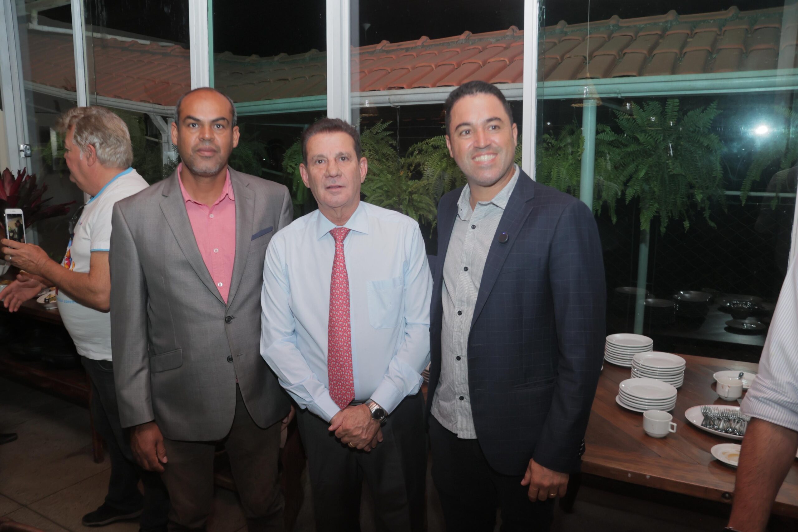 Imagem Vanderlan Cardoso com dois diretores da Missão Vida