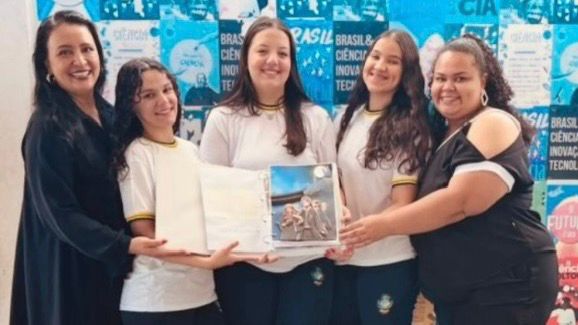 Imagem estudantes segurando certificado de premiação