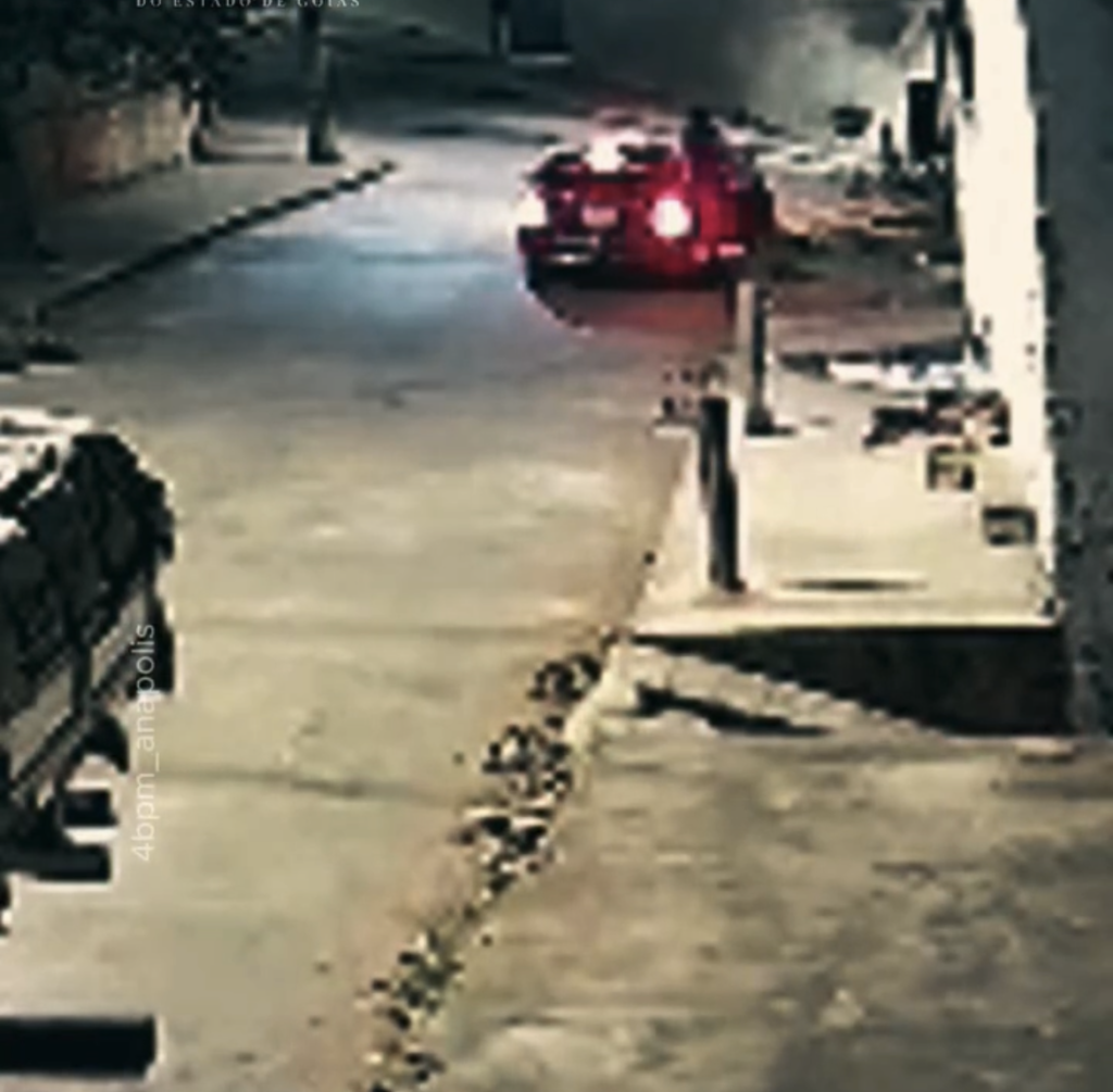 Imagem câmera de segurança, pessoa entra dentro de veiculo na rua