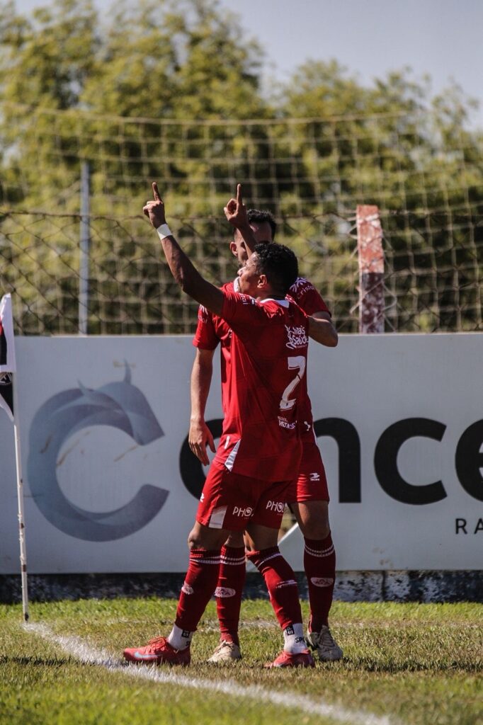 Imagem jogador Felipe da Anapolina comemorando o gol que fez