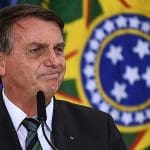 Imagem Jair Bolsonaro fazendo careta e falando no microfone