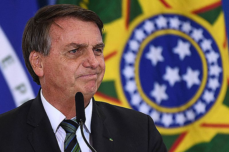 Imagem Jair Bolsonaro fazendo careta e falando no microfone