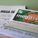 Imagem Bilhetes de aposta da mega-sena.