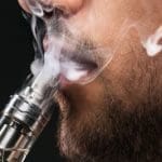 Imagem pessoa usando Cigarro eletrônico