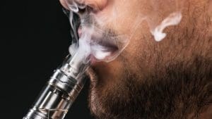 Imagem pessoa usando Cigarro eletrônico