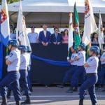 Imagem mostra militares em desfile cívico