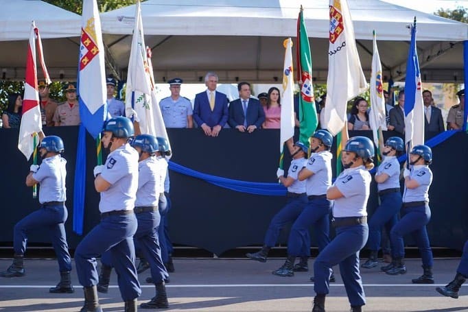 Imagem mostra militares em desfile cívico