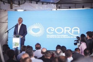 Imagem Governador Ronaldo Caiado, a frente estão pessoas em uma plateia