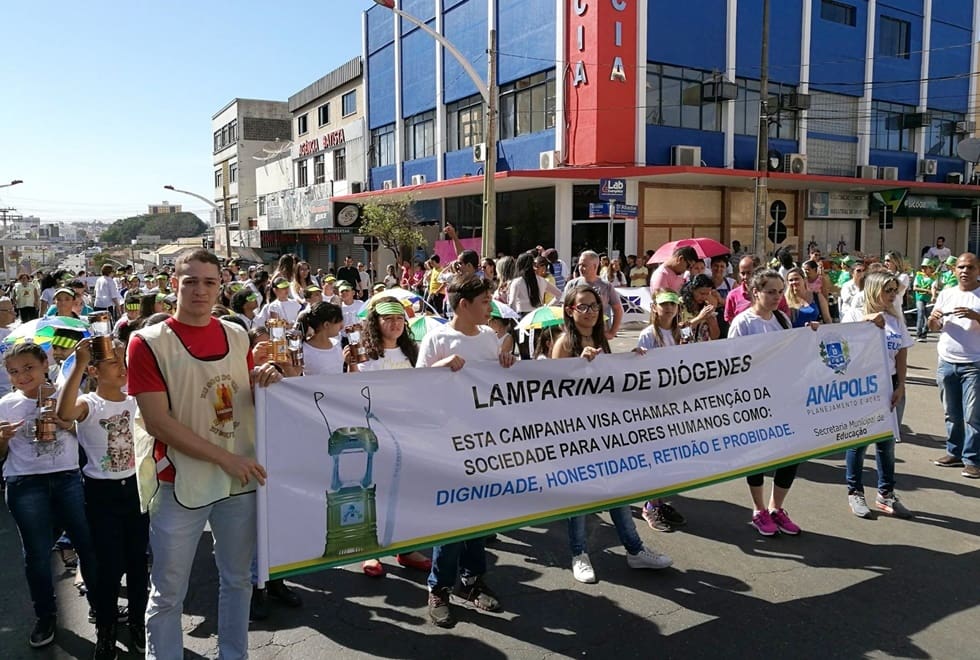 Imagem Caminhada Cruzada Pela Dignidade, jovens segurando uma faixa vão a frente