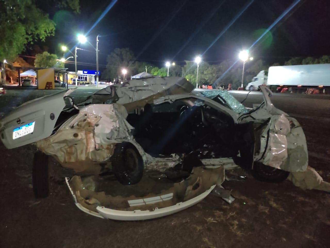 Imagem carro destruído após acidente na rodovia