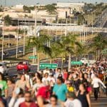 Imagem Rodovia dos Romeiros, diversas pessoas em direção a cidade de Trindade