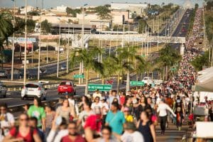 Imagem Rodovia dos Romeiros, diversas pessoas em direção a cidade de Trindade