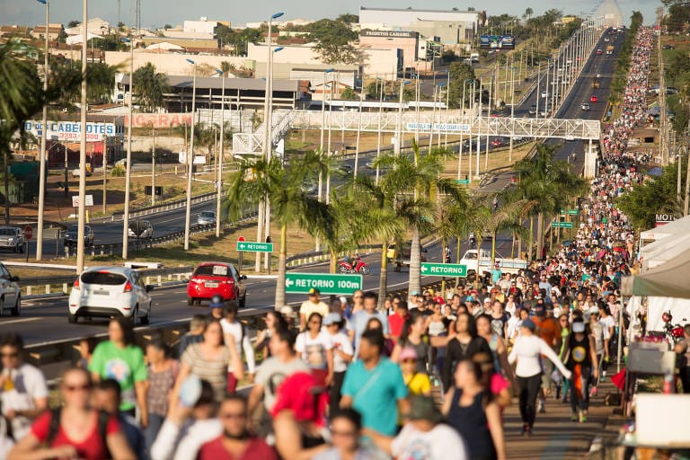 Imagem Rodovia dos Romeiros, diversas pessoas em direção a cidade de Trindade