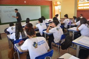 Imagem professor em sala de aula