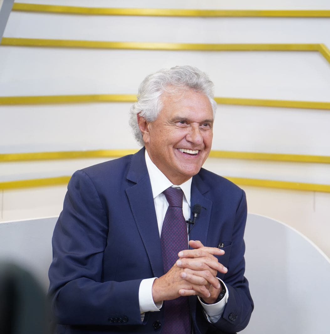 Imagem Ronaldo Caiado, ele está sorrindo com as mãos juntas entre os dedos