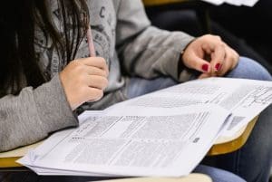 Imagem estudante com lápis e caderno na mesa