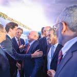 Imagem Daniel Vilela cumprimentando Lula, pessoas estão ao redor