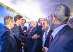 Imagem Daniel Vilela cumprimentando Lula, pessoas estão ao redor