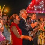 Imagem Caiado e Gracinha no Natal do Bem eles estão sorrindo e pessoas estão em volta