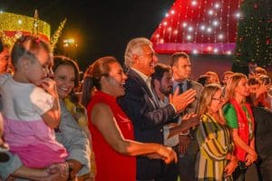 Imagem Caiado e Gracinha no Natal do Bem eles estão sorrindo e pessoas estão em volta