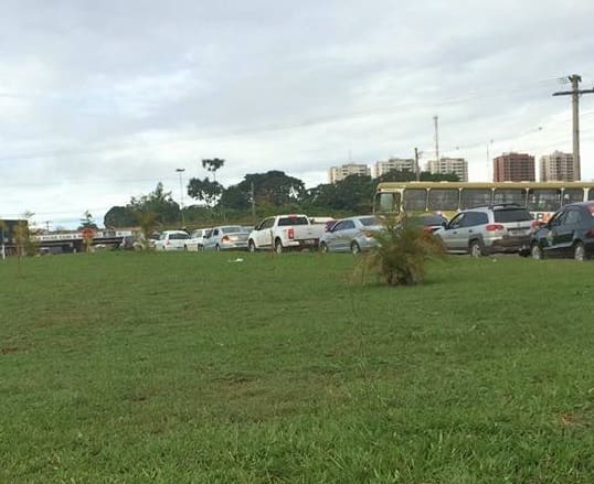 Imagem congestionamento de carros antes do Viaduto