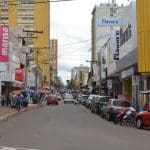 Imagem Centro de Anápolis, pessoas e carros passando