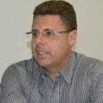 Imagem Carlos César de Toledo, olhando para o lado, ele está de oculos