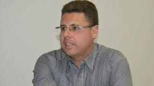 Imagem Carlos César de Toledo, olhando para o lado, ele está de oculos