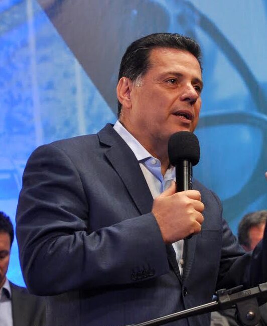 Imagem Marconi Perillo falando, ele segura o microfone