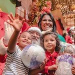 Imagem Crianças sorrindo junto com o Papai Noel