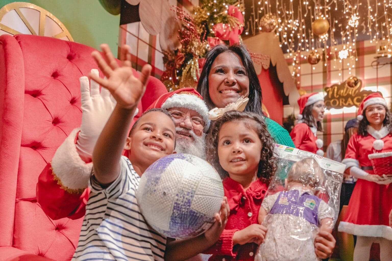Imagem Crianças sorrindo junto com o Papai Noel