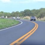 Imagem Rodovia, carros aparecem em uma curva da pista