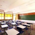 Imagem carteiras em sala de aula