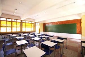 Imagem carteiras em sala de aula