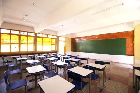 Imagem carteiras em sala de aula