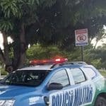 Imagem Viatura PM em baixo de árvore