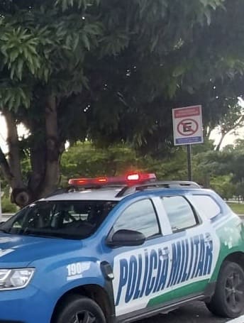 Imagem Viatura PM em baixo de árvore