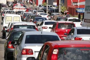 Carros nas ruas da cidades de goiás