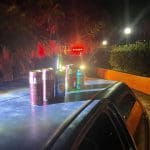 Imagem latas de cerveja em cima de um carro