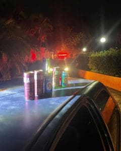 Imagem latas de cerveja em cima de um carro