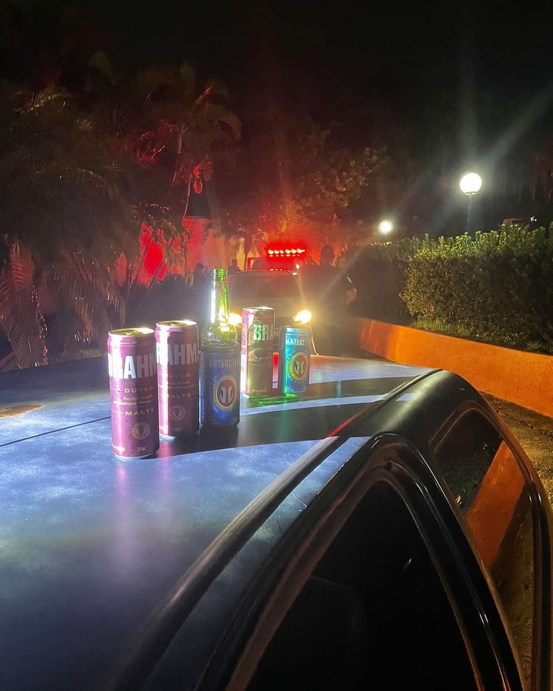 Imagem latas de cerveja em cima de um carro