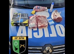 Imagem produtos furtados em cima da viatura da Policia Militar