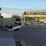 Imagem veiculo tombado em Anápolis