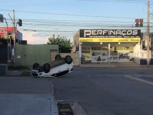 Imagem veiculo tombado em Anápolis